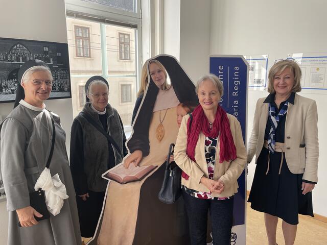 Schwester Magda Veronika, Schwester Notburga, eine Schülerin im Clara Fey Rahmen, Charlotte Ennser (Vorstandsmitglied VOSÖ, Vereinigung der Ordensschulen Österreich) und 
Direktorin AHS Martina Leibnitz feierten bei der Eröffnung. | Foto: Herbert Anger