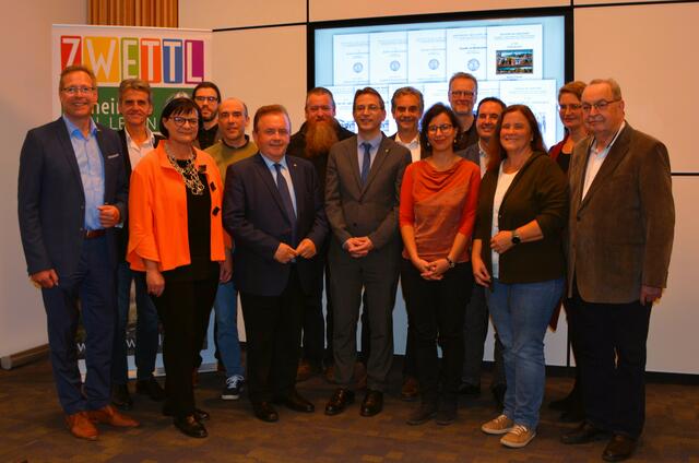 Werner Siegl, Josef Prinz, Vizebürgermeister Andrea Wiesmüller, Marius Weigl-Burnautzki, Andreas Bunzl, Bürgermeister Landtagsabgeordneter Franz Mold, Martin Obenaus, Roman Zehetmayer, Stefan Eminger, Hanja Dämon, Martin Scheutz, Oliver Kühschelm, Landtagsabgeordnete Stadträtin Silvia Moser, Elisabeth Moll und Friedel Moll (v.l.) | Foto: Stadtgemeinde Zwettl-NÖ