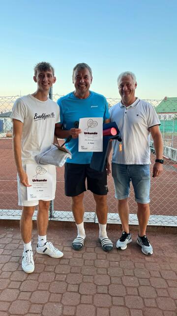 Der sportliche Leiter Stefan Maletzky (r.) gratulierte Marco Lammer (l.) und Horst Stadlmayr zum sportlichen Erfolg. | Foto: TC Raika Frankenburg