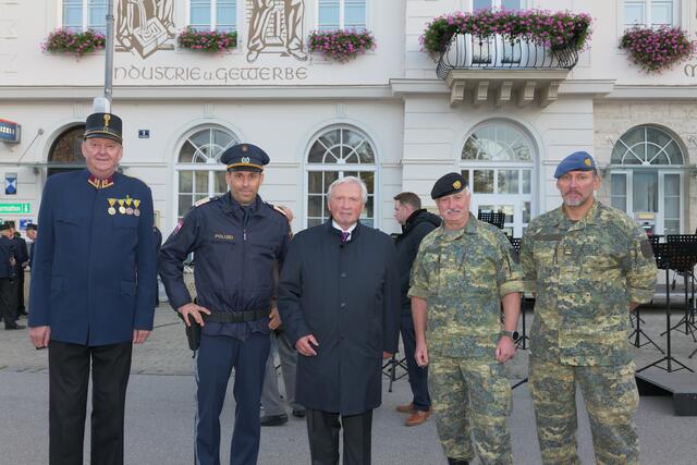 Kurt Bock (1. Neunkirchner MV), Klaus Degen (Kommandant Stadtpolizei Neunkirchen), Bgm. Herbert Osterbauer, Oberst Michael Lippert (stellvertretender Militärkommandant NÖ), Oberstleutnant Robert Kastl.