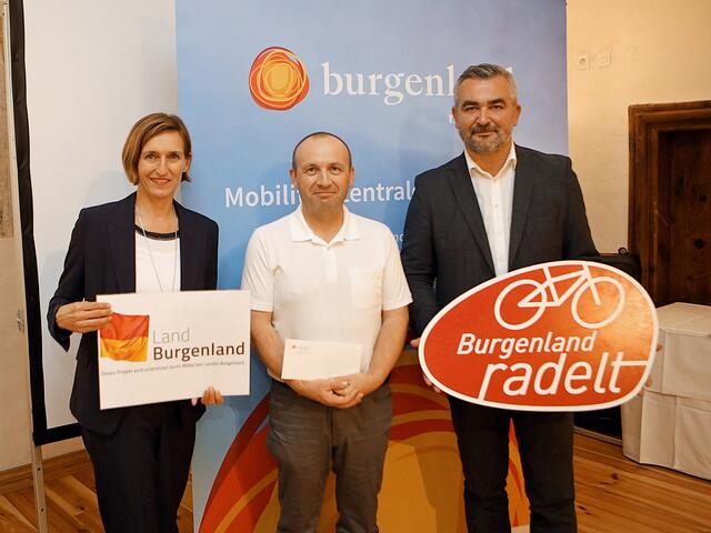 Burgenland radelt zur Arbeit: Landesrat Heinrich Dorner und Christine Zopf-Renner gratulierten Gerhard Grabner, der einen Hervis-Gutschein im Wert von 100 Euro überreicht bekam. | Foto: Landesmedienservice