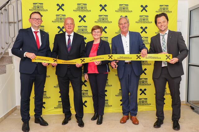 Das Band wurde offiziell durchgeschnitten: Direktor Matthias Zitzenbacher, Aufsichtsratsvorsitzender Erwin Fuchs, Vizebürgermeisterin Birgit Sandler, Obmann Wilfried Thoma  und Direktor Martin Kipperer, (v.l.) | Foto: Freisinger