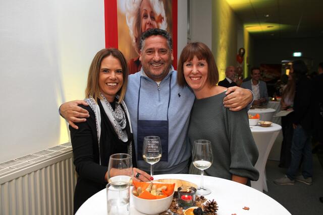 Peter Samselnig (Magenta) mit Sonja Kauer und Evelyn Mulyk (Assistentinnen der Geschäftsführung RegionalMedien Kärnten) | Foto: MeinBezirk.at