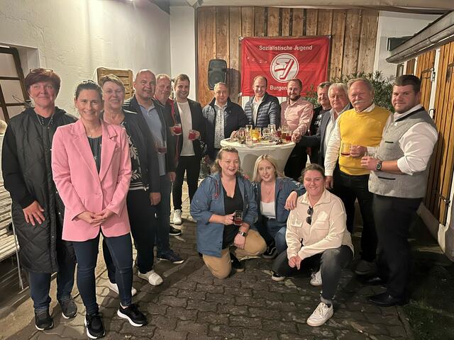 In Herbststimmung: Pia-Maria Seidl, SJ-Vorsitzende Laura Szombath, SJ-Landessekretärin Anna Prünner (vorne von links), GR Karin Hirczy-Hirtenfelder, Bezirksgeschäftsführerin Beate Decker, Bgm. Andrea Reichl, Bgm. Mario Trinkl, GR Kurt Peischl, Landesgeschäftsführer Kevin Friedl, Bgm. Helmut Sampt, Bgm. Fabio Halb, Vbgm. Wolfgang Decker, Kurt Löffler, Vbgm. Georg Pataki, Bgm. Eduard Zach, Kammerrat Florian Laschalt (stehend von links). | Foto: SPÖ