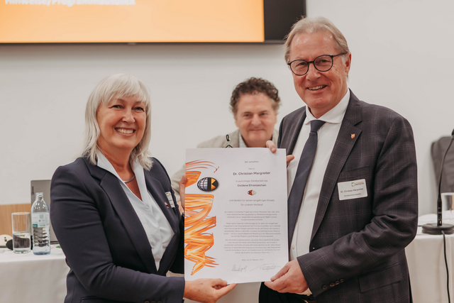 Verleihung des Goldenen Ehrenzeichen: Die Präsidentin Christine Leopold und Halls Bgm. Christian Margreiter  | Foto: Kolping Österreich