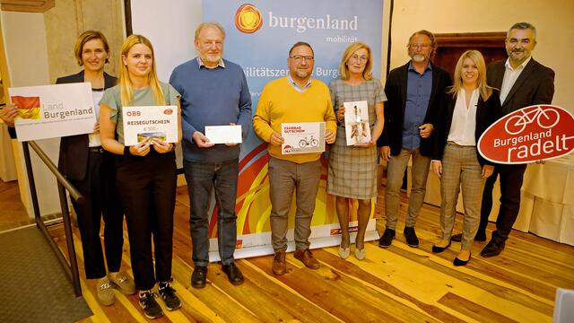 Hauptgewinner: Christine Zopf-Renner und Landesrat Heinrich Dorner gratulierten Uwe Jürgensmeyer, Katharina Moritz, Gisela Haberbauer und Helmut Hofer zu ihren Hauptpreisen | Foto: Landesmedienservice