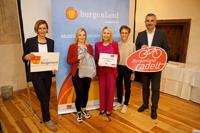 Christine Zopf-Renner und Landesrat Heinrich Dorner übergaben den Preis an Direktorin Marion Schmiedl und ihre Kolleginnen. | Foto: Landesmedienservice