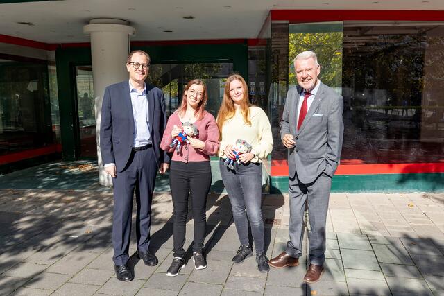 HLM und BAfEP-Direktor Stefan Haider, die Schülerinnen Marie und Katharina zusammen mit Bürgermeister Klaus Schneeberger vor der zukünftigen Kinderbetreuung. | Foto: Stadt Wiener Neustadt/Weller
