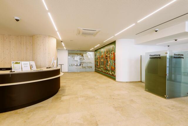 Im Erdgeschoß erwartet die Kundinnen und Kunden ein helles, geräumiges Foyer.  | Foto: Freisinger