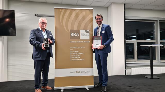 Hohe Auszeichnung für Ganser Liftsysteme: Bernhard Ganser und Gerhard Wolkerstorfer mit dem Bronze-Award.  | Foto: BBA