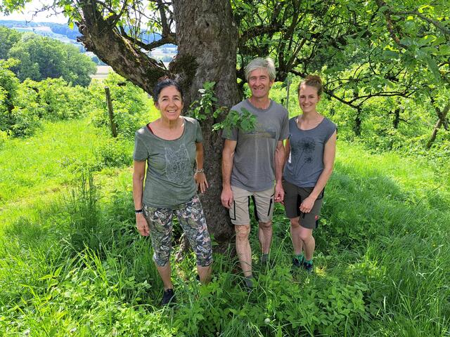 Josef und Gabriela Schreiber (v.l.) bewirtschaften ihren Hof im Raabtal seit 1990 bio-organisch. Neben dem Obstbau (verschiedene Apfelsorten und Birnen) betreiben sie außerdem Ackerbau.  | Foto: Biohof Schreiber