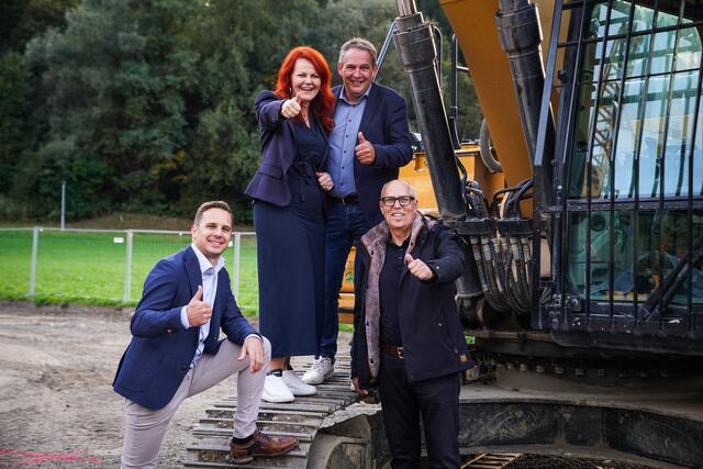 LR Cornelia Hagele, Bgm. Peter Schwemberger und die Gemeindevorstände Mario Junker und Helmut Wurm freuen sich über die angehende Wohnbauoffensive. | Foto: © Fettinger