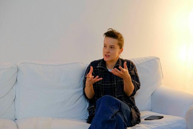 Die Hauptdarstellerin Rina Juniku spricht über das Stück.  | Foto: skyunlimited/groer