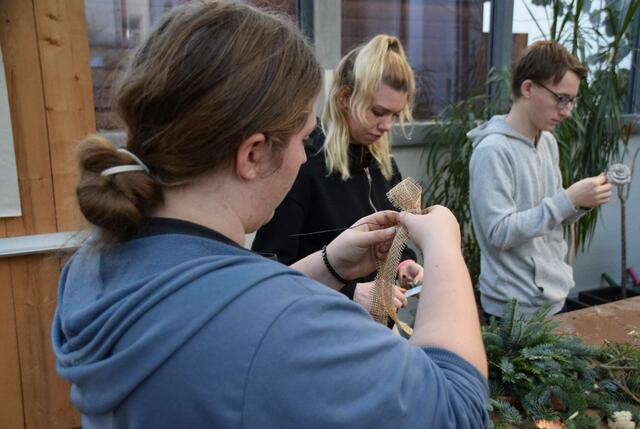 Schleife für Gestecke vorbereiten. 