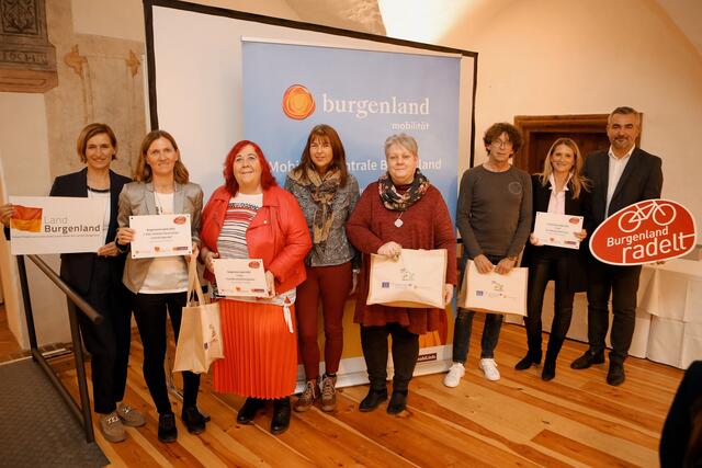 Vereine unter 50 Mitglieder: Tina Wurm (Laufclub Siegendorf), Doris Horvath und Sabine Hoschopf (Frauen&amp;Familienberatungsstelle) und Hannelore Halwax (MC RattenAustriaPartyTeam) freuten sich über die Auszeichnung durch Landesrat Heinrich Dorner und Christine Hopf-Renner. | Foto: Landesmedienservice