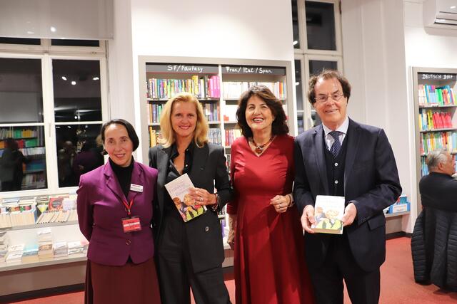 Helga Mitterhauser/Morawa, Jana Revedin, Margret und Hans Roth bei der Buchpräsentation von "Der Frühling ist in den Bäumen" | Foto: Edith Ertl