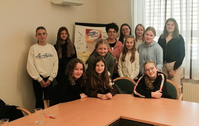 Die Schülerinnen der MSFriedberg besuchten Waltraud Schwammer von Dechantskirchen, um vor Ort die vielfältigen Aufgaben einer Bürgermeisterin kennen zu lernen. | Foto: MS Friedberg