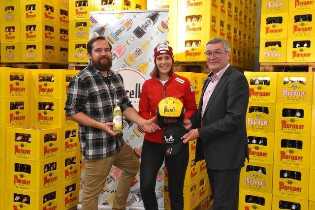 Katrin Ofner mit Clemens Stocker und Josef Rieberer (r.). | Foto: Brauerei
