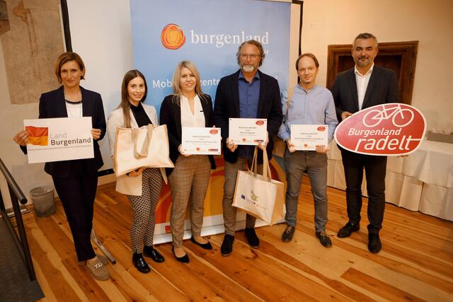 Betriebe mit mehr als 250 MitarbeiterInnen: Landesrat Heinrich Dorner und Christine Zopf-Renner mit Vertreterinnen und Vertretern von Reduce Gesundheitsresort Bad Tatzmannsdorf (Personalleiterin Birgit Kollmann-Bieler), ÖBB Team Burgenland Helmut Hauser) und dem Amt der Burgenländischen Landesregierung (Markus Rothensteiner). | Foto: Landesmedienservice