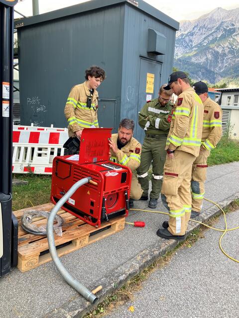 Im Rahmen der Übung wurde unter anderem die Versorgung von Funkbasisstationen mit Notstromaggregaten erprobt. | Foto: Land Tirol