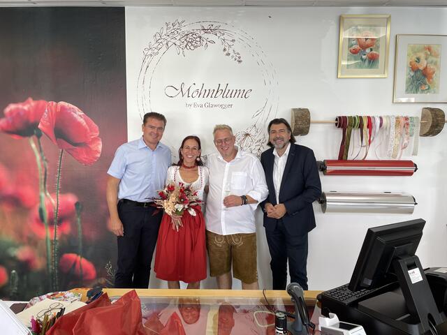 Bei der Eröffnung von "Mohnblume": Die Bürgermeister von Peggau Hannes Tieber (l.) und Deutschlandsberg Josef Wallner (r.), gratulierten Eva Glawogger und ihrem Lebensgefährten Karl Aldrian. | Foto: Andreas Neumayer