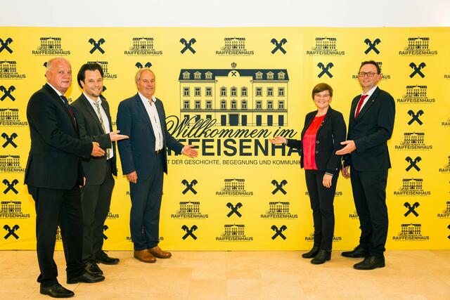 Aufsichtsratsvorsitzender Erwin Fuchs, Direktor Martin Kipperer, Obmann Wilfried Thoma, Vizebürgermeisterin Birgit Sandler und Direktor Matthias Zitzenbacher (v.l.) freuten sich, das neue Raiffeisenhaus offiziell eröffnen zu dürfen.  | Foto: Brainsworld