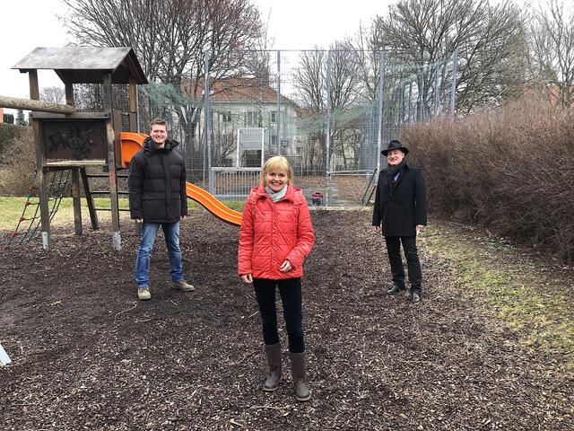 Bezirksvorsteherin Silke Kobald und die Stellvertreter Matthias Friedrich (l.) und Christian Gerzabek am  Generationenspielplatz.  | Foto: Berger