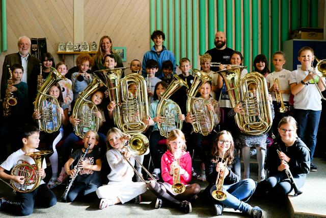 Die Schülerinnen und Schüler der Bad Gamser Bläserklasse freuen sich über ihre neuen Instrumente. | Foto: Strunz