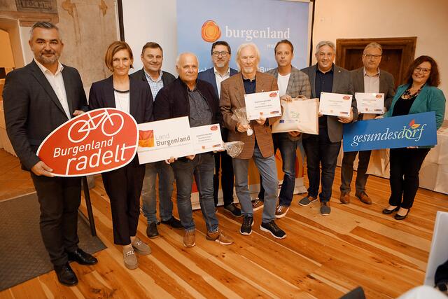 Christine Zopf-Renner und Landesrat Heinrich Dorner mit Bürgermeister Gerhard Petschowitsch (Gemeinde Horitschon), Vizebürgermeister Andreas Welkovits und Gemeindevorstand Michael Giefing (Gemeinde Kaisersdorf) sowie Bürgermeister Jürgen Karall und Günter Kratzer (Gemeinde Markt St. Martin) sowie Bürgermeister Johann Weber und Franz Gesslbauer (Gemeinde Eberau, Bester Neueinsteiger: Gesundes Dorf Eberau) | Foto: Landesmedienservice