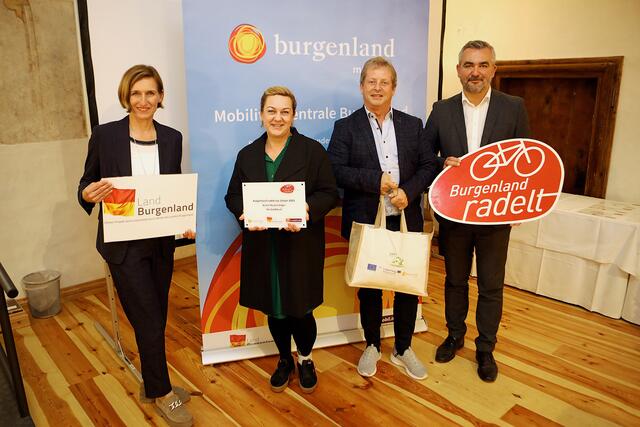 Landesrat Heinrich Dorner und Christine Zopf-Renner gratulierten Direktor Helmut Kainz und Judith Jani-Frank von der Mittelschule Kohfidisch. | Foto: Landesmedienservice