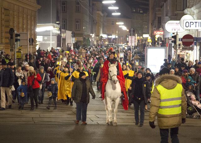 Der Umzug findet mit Pferden, Laternen und vielen Gästen statt. | Foto: Eva Bertalan
