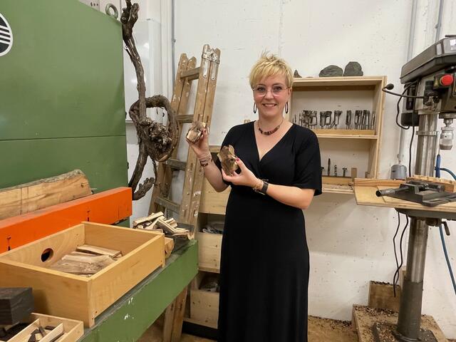 Sophie Reinisch liebt es, Schmuck aus Holz anzufertigen. Daraus entstand die Idee für "Astwerk". | Foto: Susanne Veronik