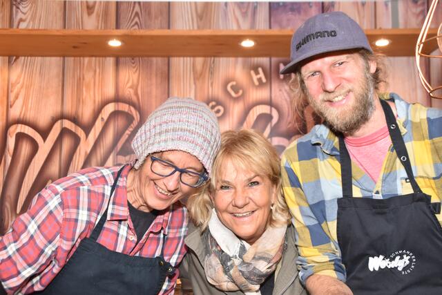 Bine, Gabi und Oliver von der Woody's Schmankerlkiste versorgten die Besucherinnen und Besucher mit schmackhaften Röstiburgern und kühlen Getränken. | Foto: Kendlbacher