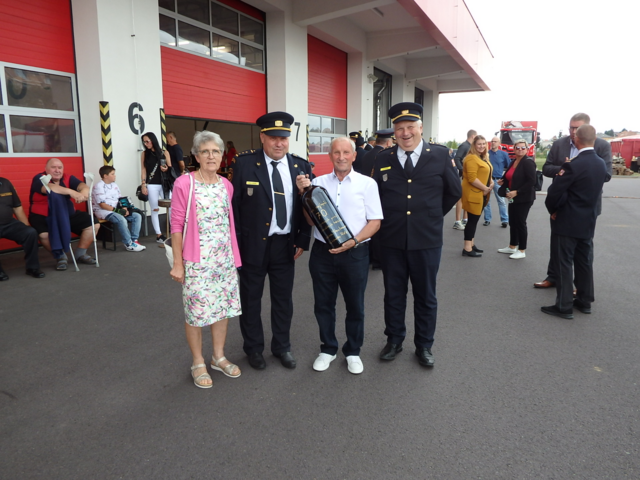 Gerlinde Neubauer, Direktor Radek Chromy von der Berufsfeuerwehr Znaim, Edwin Neubauer, Südmährischer Landesfeuerwehrkommandant Jiri Pelikan. | Foto: Neubauer