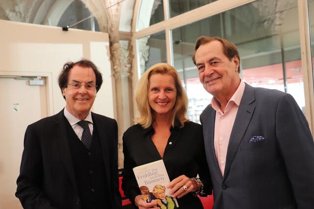 Jana Revedin mit Saubermacher-Gründer Hans Roth (li) und Honorarkonsul Rudi Roth stellte ihren jüngsten Roman in Graz vor. | Foto: Edith Ertl