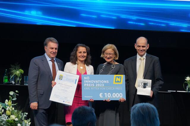 WKNÖ-Präsident Wolfgang Ecker, Sabrina Waldbauer (Microtronics Engineering GmbH), Landeshauptfrau Johanna Mikl-Leitner und Microtronics Engineering GmbH CEO Hans-Peter Buber
