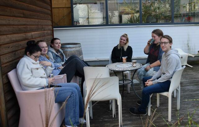 Kurze Pause am Biotop der Berufsschule Wels3. 