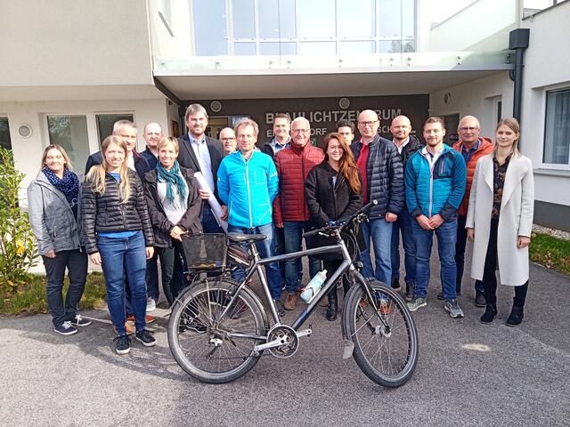 Birgit Braunrath-Klein-Neusiedl, Anna Fink-Land NÖ, Bgm. Markus Plöchl-Enzersdorf an der Fischa, Martin Roth, Monika Lutz-Land NÖ, Bgm. Jürgen Maschl-Schwadorf, Bgm. Robert Szekely-Klein-Neusiedl, Rudi Puchinger-Enzersdorf an der Fischa, Josef Schütz-NÖ Agrarbezirksbehörde, Andreas Tremml-Gramatneusiedl, Daniela Peterka-Ebergassing, Oliver Greimeister-Land NÖ, Bgm. Thomas Schwab-Gramatneusiedl, Florian Ceyka-Fischamend, Martin Becker-Schneider Consult, Bgm. Roman Stachelberger-Ebergassing, Isabella Grosinger-Mobilitätsmanagement Industrieviertel der NÖ.Regional. | Foto: Mobilitätsmanagement Industrieviertel der NÖ.Regional/Sanz