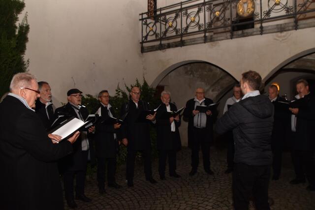 Der MGV Hall 1853 konzertiert im Rathaus-Innenhof. | Foto: Kendlbacher