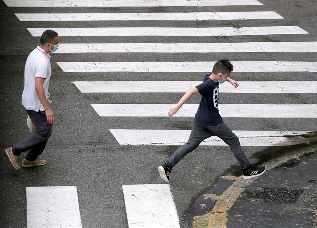 Der junge Mann wurde unbestimmten Grades verletzt und in das LKH Hall gebracht. Am Fahrzeug und an der Windschutzscheibe entstand ein Sachschaden. | Foto: Symbolbild (Pixabay)
