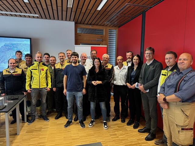 Die Teilnehmenden der Blackout-Übung mit LRin Astrid Mair (Mitte), Victoria Weber, Bürgermeisterin von Schwaz (4. v. re.) und BH Michael Brandl (3. v. re.) | Foto: Land Tirol