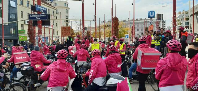 Zahlreiche Foodora-Boten trafen sich am Mittwochmittag zur gemeinsamen Demo gegen ihren Auftraggeber. | Foto: Gewerkschaft Vida