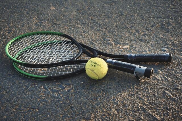 Tennisbegeisterte können jetzt Raritäten aus ihrer Lieblingssportwelt ersteigern und gleichzeitig Gutes tun. | Foto: Diego Ortiz/Pixabay