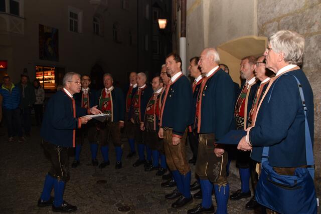 Der Sängerbund Hötting erfüllte die Haller Gassen mit anmutigen Melodien. | Foto: Kendlbacher