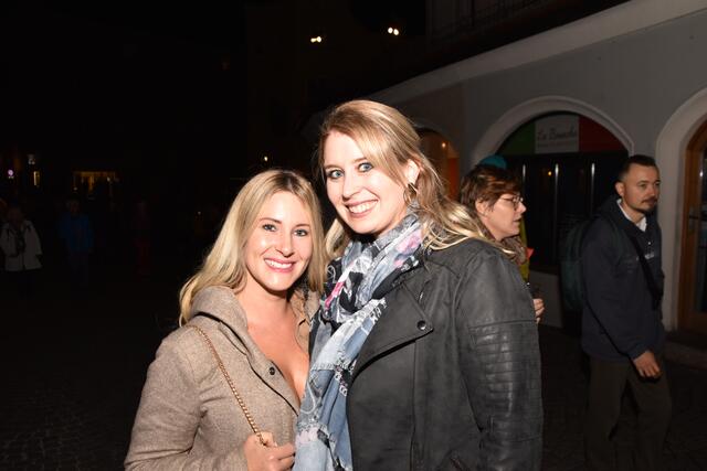 Gut gelaunt: Julia und Anja auf dem Weg zu den Chorsängerinnen und Sängern.  | Foto: Kendlbacher