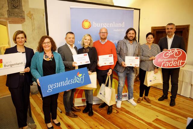Gemeinden 2.000 bis 5.000 Einwohner: Christine Zopf-Renner und Landesrat Heinrich Dorner mit Vizebürgermeister Christian Schriefl und Dagmar Thiel (Marktgemeinde St. Margarethen im Burgenland), Vizebürgermeister Norbert Schelakovsky und Tina Wurm (Gesundes Dorf Siegendorf) und Bürgermeister Hans Unger und Elke Kainz (Gemeinde Oberschützen). | Foto: Landesmedienservice