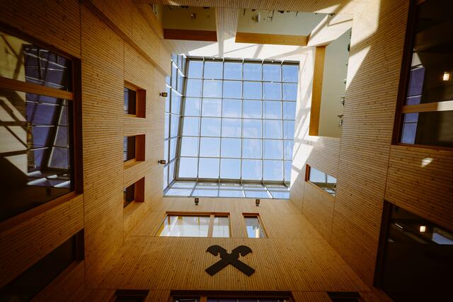Der lichtdurchflutete Innenhof: Beim neuen Raiffeisenhaus wurde stark auf den Rohstoff Holz gesetzt.  | Foto: Freisinger