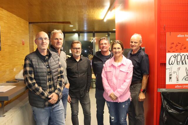Der Zammer Vizebürgermeister Simon Zangerl, Peter Hauser (Obmann SV Zams Winter), Kassier Christian Nimmervoll, Stefan Hackl (sportlicher Leiter), Schriftführerin Monika Nimmervoll und Walter Fraidl (Obmann SV Zams), (v.l.).  | Foto: Elisabeth Zangerl 