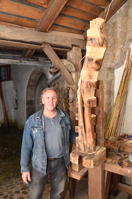 Der Haller Künstler Herbert Perathoner machte an dem Abend seine Kunst der Öffentlichkeit zugänglich. | Foto: Kendlbacher