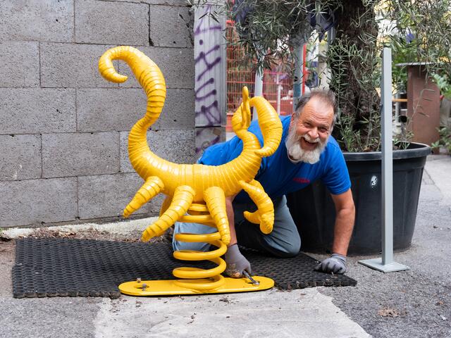 Festschrauben vom Tausendfüssler - Herbert Luger ist ein Meister im fest schrauben ... | Foto: Martin Vandory/Illusionsbanderolen